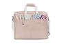 Un sac rose avec des boutons, du fil, une règle et d'autres accessoires de couture.