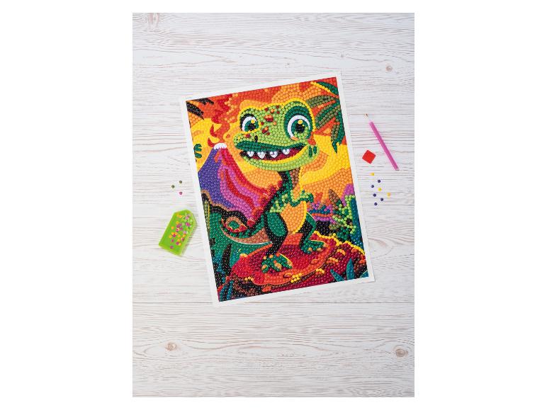 Une peinture au diamant terminée d'un dinosaure de dessin animé près d'un volcan.