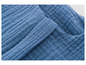 Gros plan sur un pantalon en coton bleu.