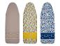Trois housses de planche à repasser : beige uni, citron jaune et fleurs bleues.