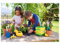 Deux enfants plantent des fleurs dans le jardin avec des outils Play-Doh.
