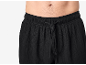 Pantalon noir avec cordon de serrage à la taille sur un homme.