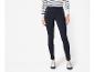 Leggings bleu foncé avec fermetures éclair et mocassins blancs