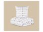 Parure de lit à carreaux blanche avec oreiller et couette pliée.