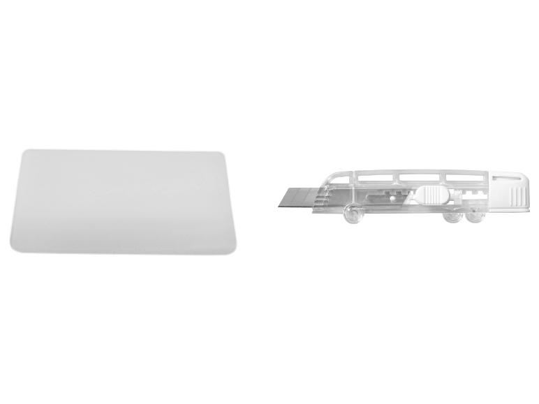 Une spatule en plastique blanc et un cutter transparent avec une lame métallique.