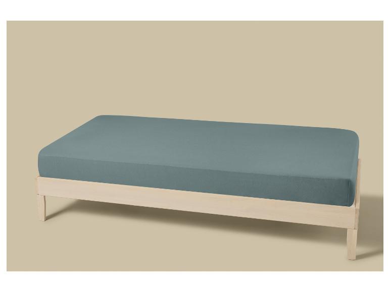 Lit en bois clair avec matelas et drap-housse bleu-gris