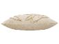 Coussin décoratif beige avec motif de feuilles texturé.