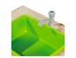 Évier de jeu en plastique vert avec robinet jouet sur une surface en bois.