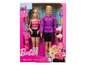 Poupées Barbie et Ken dans des tenues des années 80, avec des rollers et des accessoires.