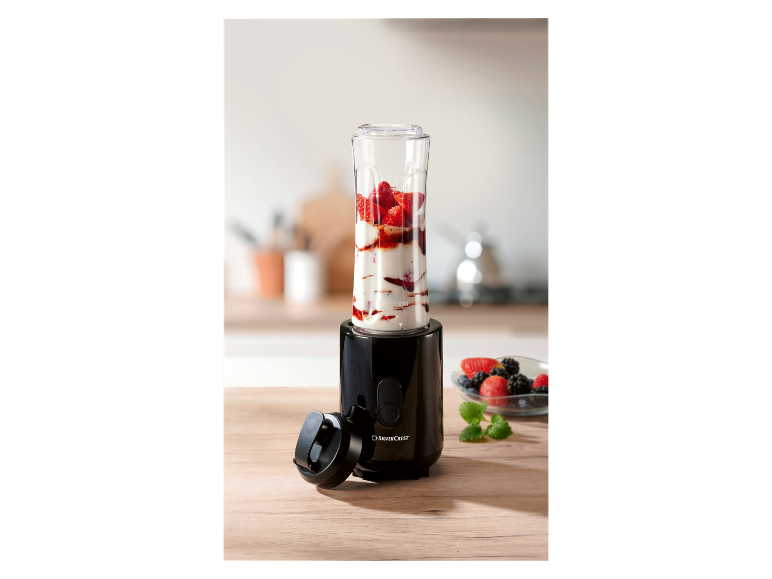 Blender SilverCrest avec des fraises et du yaourt.