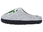 Chaussons gris à motif pixelisé.