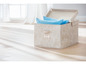 Une boîte de rangement beige à motif de feuilles, ouverte avec des coussins bleus à l'intérieur