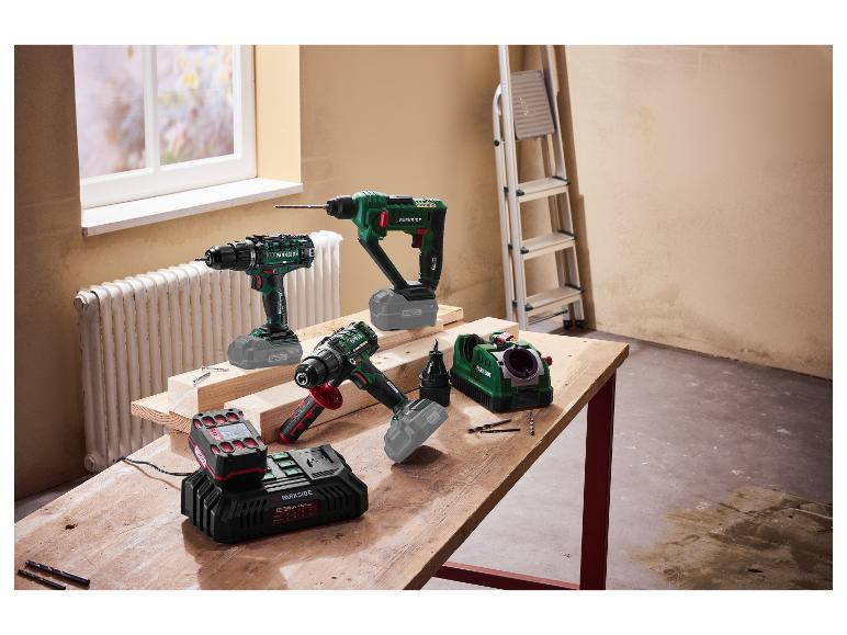 Diverses perceuses Parkside et accessoires sur une table en bois.