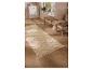 Tapis beige à motif géométrique sur parquet en bois dans un couloir.