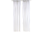 Rideaux en tissu blanc avec une tringle à rideaux métallique.