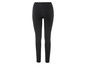 Leggings noirs sur fond blanc.