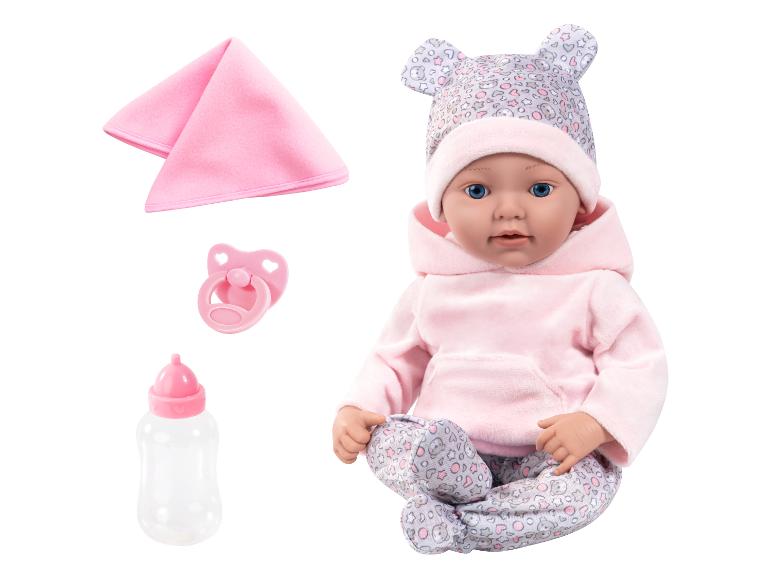 Poupée bébé en sweat à capuche rose et pyjama à motifs, avec sucette, biberon et couverture.