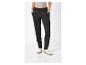 Pantalon noir avec des baskets blanches.