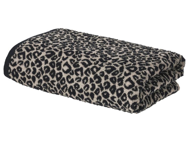 Serviette pliée imprimé léopard en noir et beige