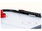 Un jeu de hockey sur table avec un tableau de score.