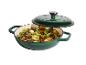 Cocotte en fonte verte avec couvercle, remplie de pommes de terre rôties, champignons et oignons verts.