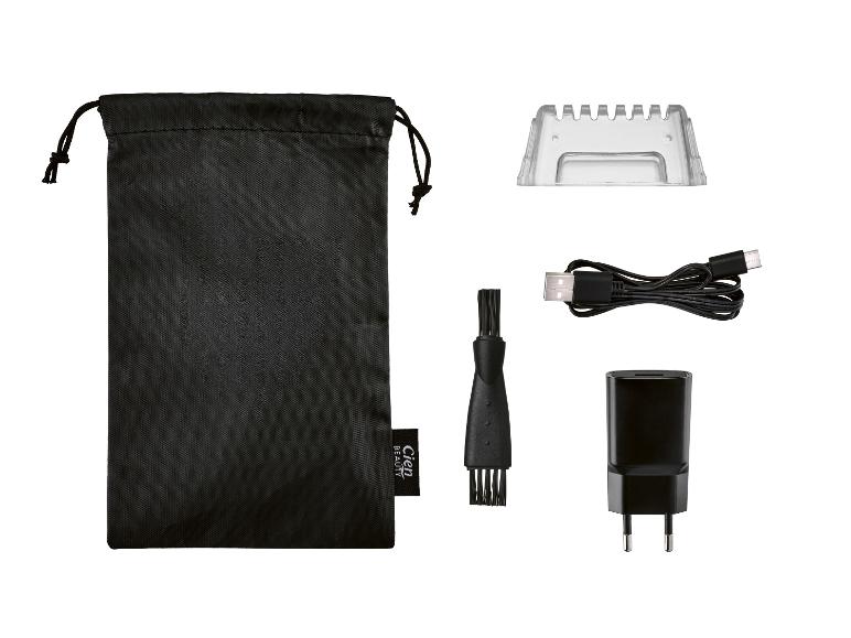 Kit de toilettage personnel avec pochette, peigne, brosse, câble USB et adaptateur secteur.