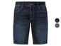 Un short en jean bleu.