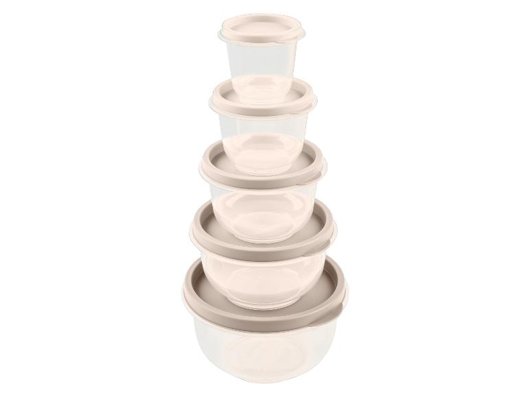 Un ensemble de contenants en plastique pour le stockage avec des couvercles.