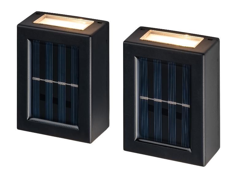 Deux lampes LED solaires noires sont montrées.