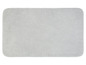 Un tapis de bain gris clair en éponge.