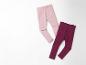 Deux paires de leggings, un rose et un bordeaux.