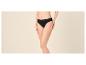 Femme en culotte noire, vue de face