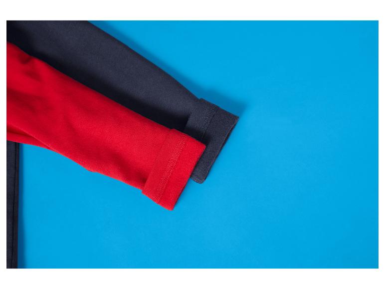 Deux manches de chemise, une rouge et une gris foncé, sur fond bleu.