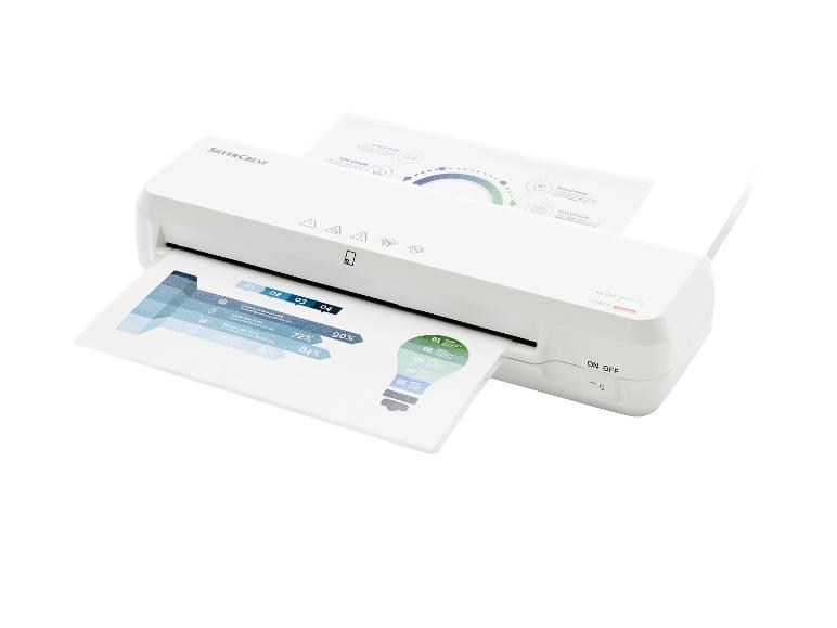 Un scanner Silvercrest blanc avec un document en cours de numérisation.