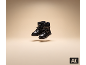 Bottes d'hiver noires pour femmes sur fond beige.