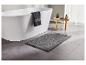 Tapis de bain gris foncé et baignoire moderne.