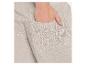 Gros plan d'un pantalon homme en lin beige avec une main dans la poche.