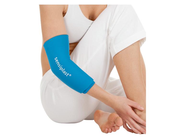 Une femme porte une attelle de coude bleue de Sensiplast.