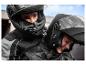Homme et femme portant des casques de moto et des vestes en cuir.