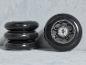 Roues de patin à roulettes noires : une grande roue et un ensemble de trois plus petites.
