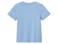 Un t-shirt bleu clair à manches courtes.
