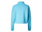Un sweat-shirt bleu clair à manches longues et col montant.