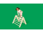 Enfant joyeux en pyjama grimpant sur un triangle de jeu d'intérieur en bois