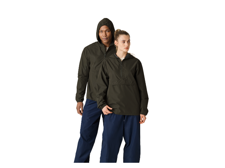 Un homme et une femme portant des vestes de sport vert olive.