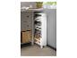 Une étroite armoire de cuisine blanche avec des étagères pour les épices et l'huile.
