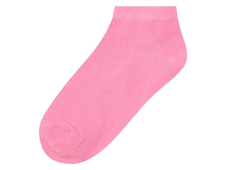 Une chaussette rose à hauteur de la cheville.