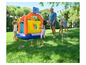 Des enfants jouent avec un château gonflable, des anneaux à lancer et du croquet.