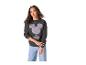 Femme en sweat-shirt gris foncé Mickey Mouse et jean bleu clair.