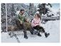 Famille en extérieur l'hiver, femme portant une veste softshell thermique rose CRIVIT.