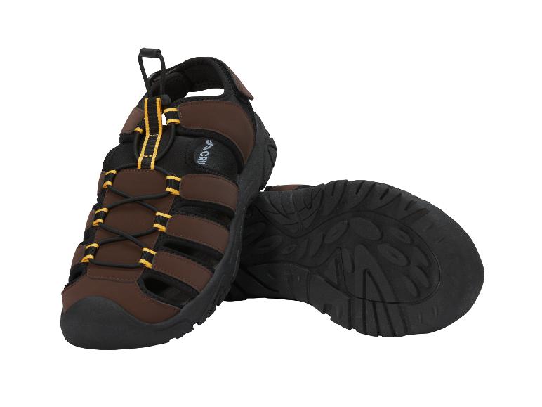Paire de sandales d'extérieur marron et noires pour hommes avec des accents jaunes et des semelles texturées.